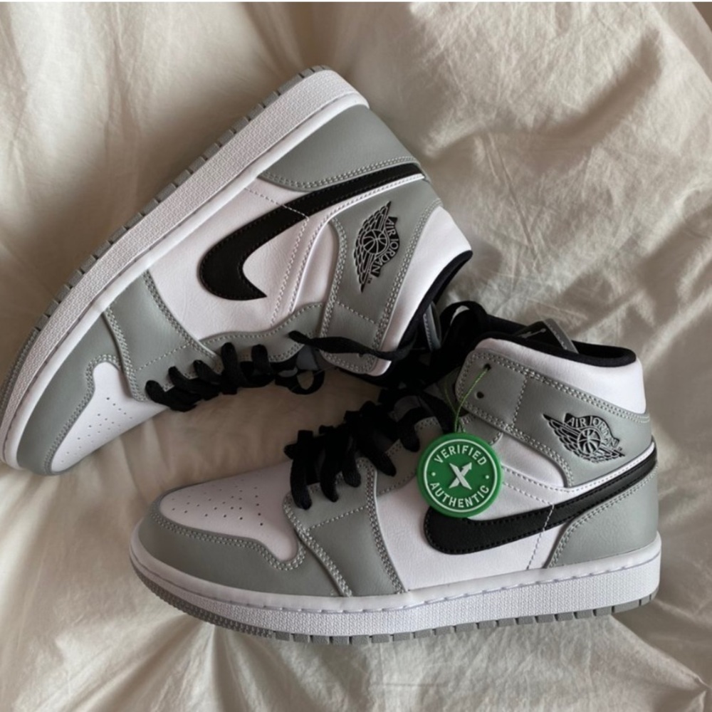 Jordan 1 Mid Light Smoke Grey